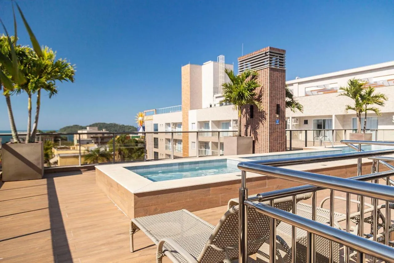 Porto Madero 204 - Apartamento Moderno Em Condominio Com Piscina E Academia No Rooftop No Centro De Bombinhas. דירה בומבינאס